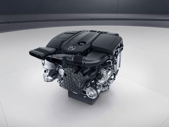 Firesylindret Mercedes-Benz dieselmotor.