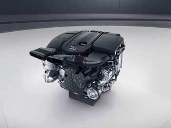 Firesylindret Mercedes-Benz dieselmotor.