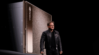 Nvidia-sjef Jensen Huang viser frem DGX-2, som har en ytelse på 2 TFLOPS.