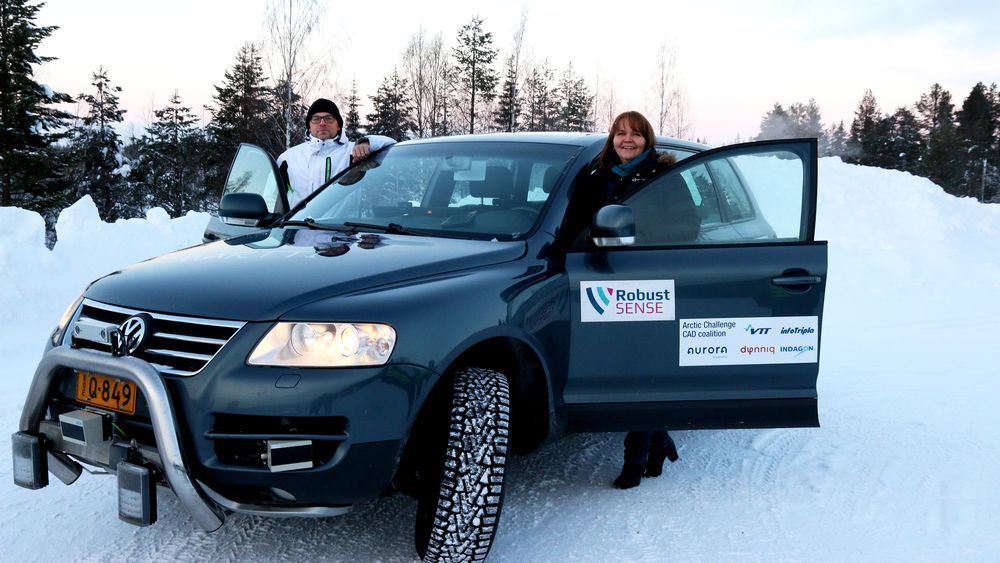 Stefan Söderholm, Gunn Sissel Dobakk, sammen med testbilen som med ulike hjelpemidler registrerer hvor den er. 