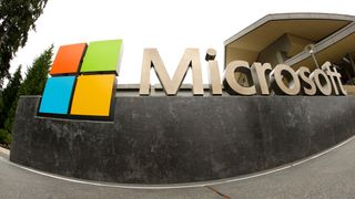 Microsoft-logo på utsiden av Microsoft Visitor Center i Redmond, Washington i 2014.