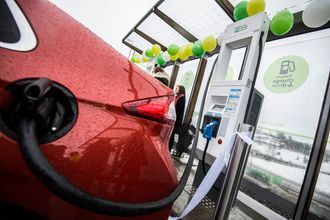 Fra åpningen av landets første «lynlader», som på sikt skal kunne levere 350 kilowatt.