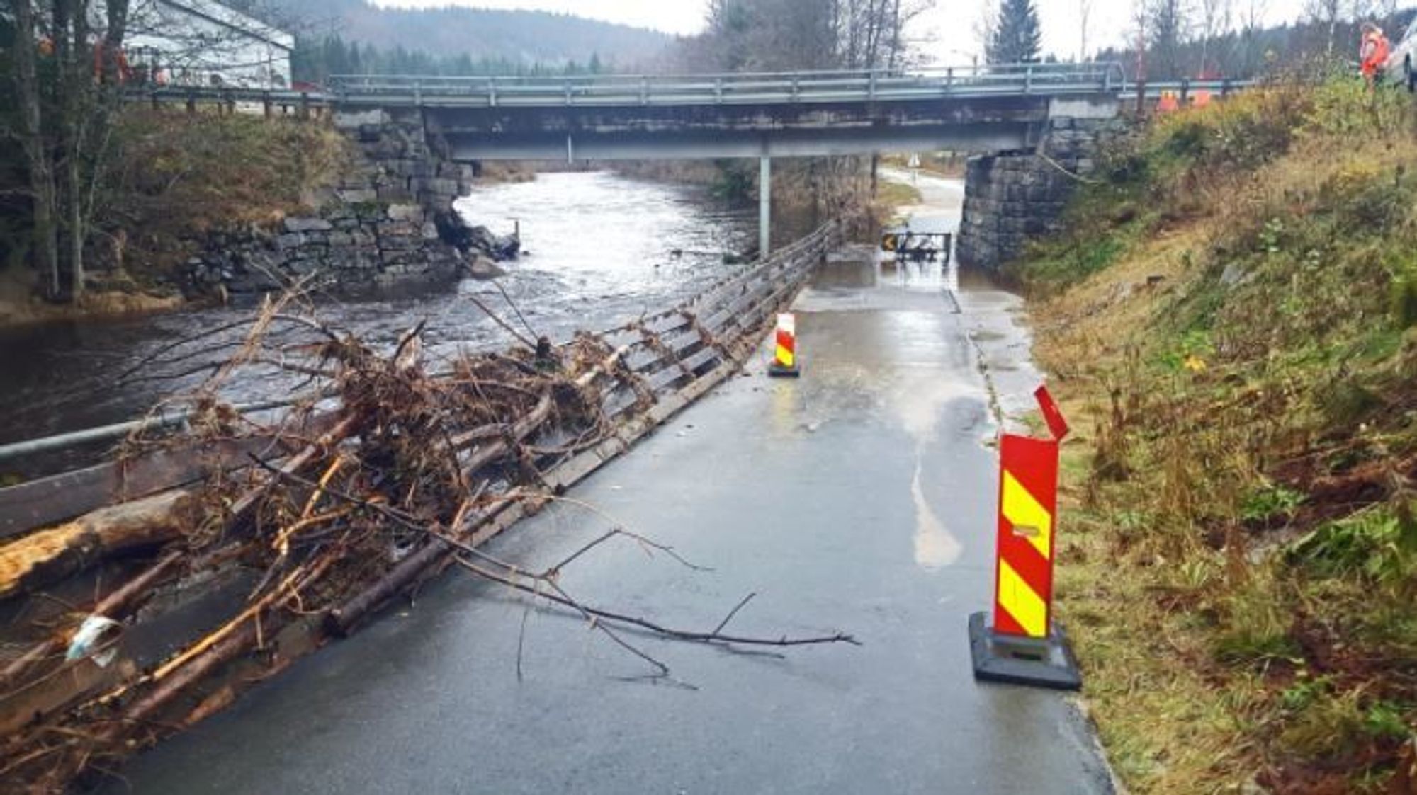 Stien bru ble ødelagt under flommen i fjor.