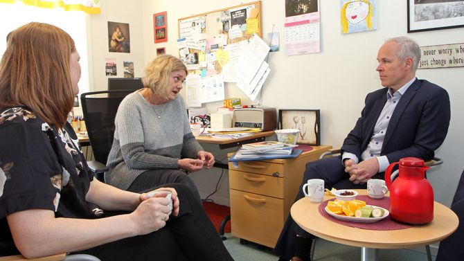 Kunnskaps- og integreringsminister Jan Tore Sanner på besøk i Regnbuen barnehage i Bodø.