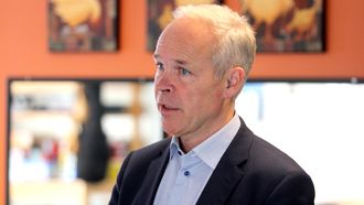 Kunnskaps- og integreringsminister Jan Tore Sanner på besøk i Regnbuen barnehage i Bodø.