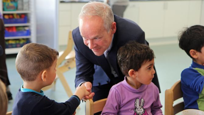 Kunnskaps- og integreringsminister Jan Tore Sanner på besøk i Regnbuen barnehage i Bodø.