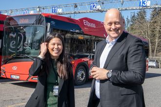 Miljøbyråd Lan Marie Berg er fornøyd med Ruters store satsing på elbusser og adm. dir. i Unibus, Øystein Svendsen, gleder seg over ha fått den støste kakebiten.