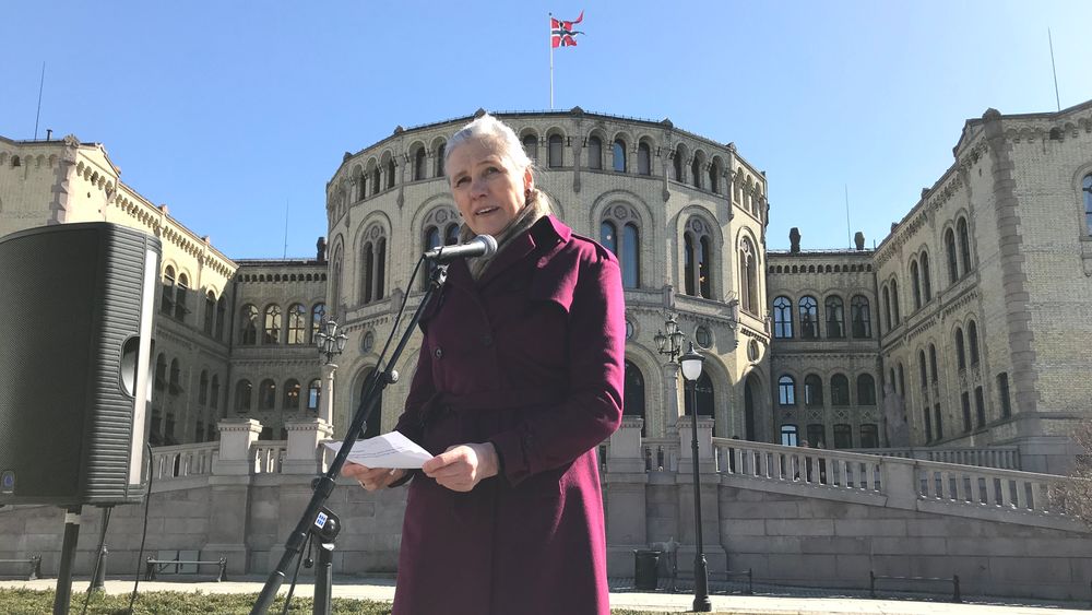 Generalsekretær Elisabeth Gammelsæter under åpningen av jubileumsutstillingen utenfor Stortinget.