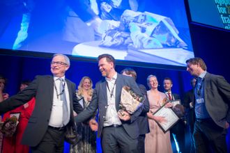 Juryleder Bernt Olufsen i SKUP - her når han deler ut SKUP-prisen til DN.