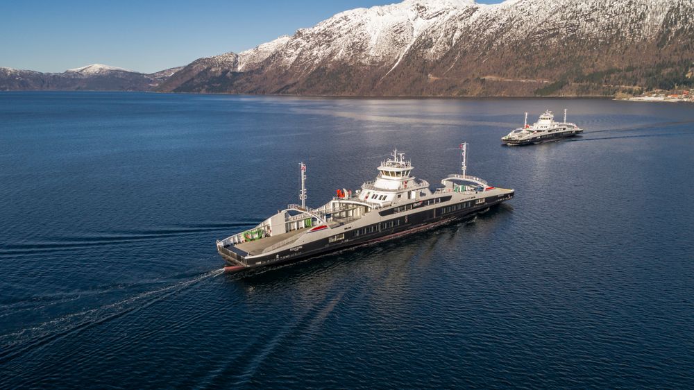 MF Gloppefjord og MF Eidsfjord på Anda-Lote-sambandet. Batterifergene bruker autocrossing og autododocking og poengterer Zeros syn på hva som er viktig framover: Klimaavtrykk og autonomi for å effektivisere og spare.