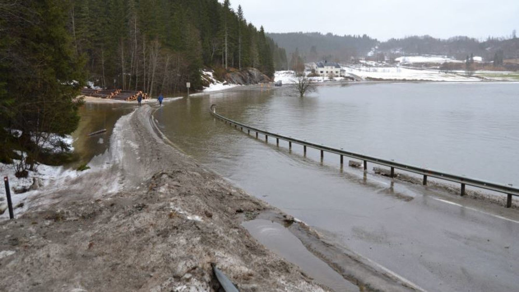 Strekningen har flere ganger blitt oversvømt på grunn av flomvann fra Namsen. 