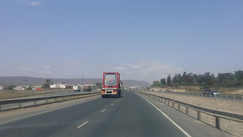 A109 mellom Nairobi og Mombasa er en viktig transportrute. Nå skal det bygges ny, men finansieringen bekymrer. 
