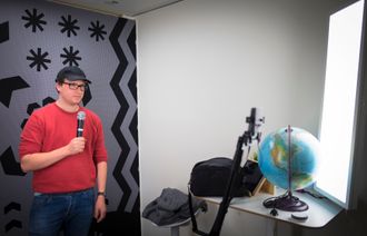 Fungerende redaksjonssjef Ole Marius Trøen i NRK P3nyheter. Her i deres studio for sosiale medier.
