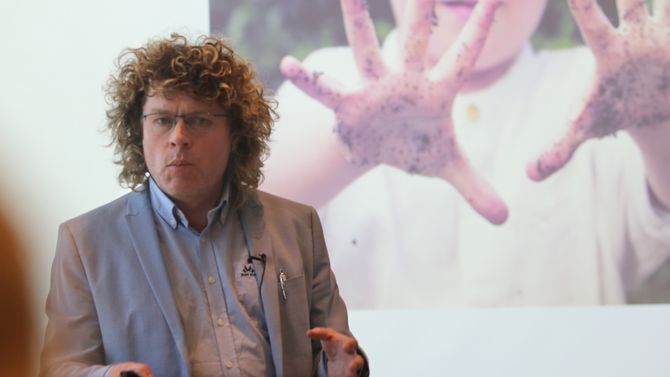 Dag Jørund Lønning, rektor ved Høgskulen for landbruk og bygdeutvikling, har skrevet Jordboka. Han var en av foredragsholderne under konferansen.