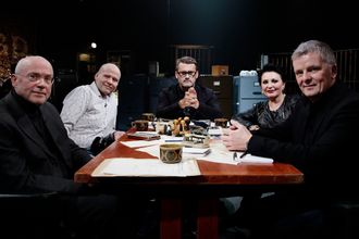 Programleder Thomas Seltzer i Trygdekontoret, slik vi er vant til å se ham. Her fra en tidligere sesong med elektroingeniør Olav Drageset, predikant Jan-Aage Torp, programleder Thomas Seltzer, Tom Strømnæss i Åndenes Makt og åndejeger Lilli Bendriss.