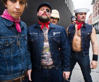 Thomas Seltzer til høyre i bildet, her i rollen som musiker og artist for Turboneger i 2012. Fra venstre: Knut Schreiner aka Euroboy, Tony Sylvester aka Ceasar Proud, Rune Grønn aka Rune Rebellion, Tommy Akerholdt aka Tommy Manboy og Thomas Seltzer aka Happy-Tom.