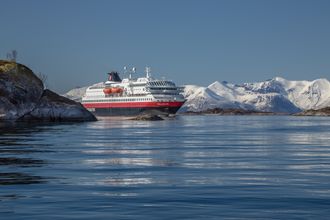 Hurtigruten har intensjonsavtale med Rolls-Royce for LNG-motorer og batterihybrid framdriftssystem til seks skip med opsjon på ytterligere tre. Skipene skal være ombygget innen 2021 når skipene skal inn på ny kontrakt for Kystruten Bergen-Kirkenes.
