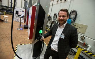 Alexander Claus i Audi AG demonstrerer en hurtiglader fra Ionity.