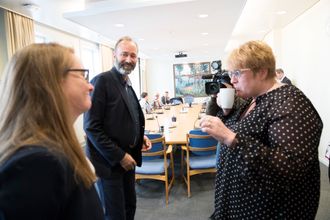Kulturminister Trine Skei Grande (V) inviterte onsdag partiene på Stortinget til et møte for å se på muligheten for et mediepolitisk forlik om støtteordningene til mediene. 7,7 milliarder ligger i potten. Til venstre kommunikasjonssjef i kulturdepartementet Hanne Gjørtz, Trond Giske fra (ap) og kulturminister Trine Skei Grande.Foto: Terje Bendiksby / NTB scanpix