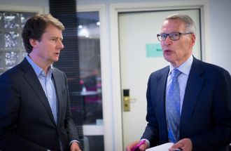 Konsernsjef Per Axel Koch i Polaris Media og medieinvestor Erik Must under konsernets kvartalspresentasjon 26. april 2018.