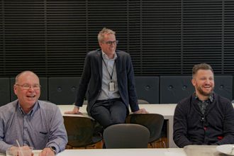 Jacob Mehus (i midten) er administrerende direktør i Standard Norge. Han slår av en prat med standardardiseringskomitéen i lunsjen. Til venstre sitter xx xxx, t.h. Sigve Pettersen, leder for innovasjon og utvikling i buildingSMART Norge.