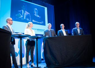 Toppmøtet under Nordiske mediedager i 2018, bestående av Tine Austvoll Jensen, Olav T. Sandnes, Thor Gjermund Eriksen, Gard Steiro, Jan Grønbech og Morten Aass. Programledere Fredrik Solvang og Sigrid Sollund.