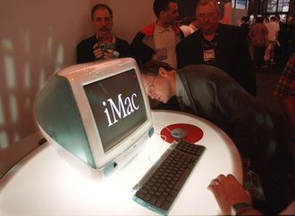 Jonathan Ive bidro til å redde Apple med lanseringen av iMac. Her fra avdukingen under MacWorld Expo i 1998.