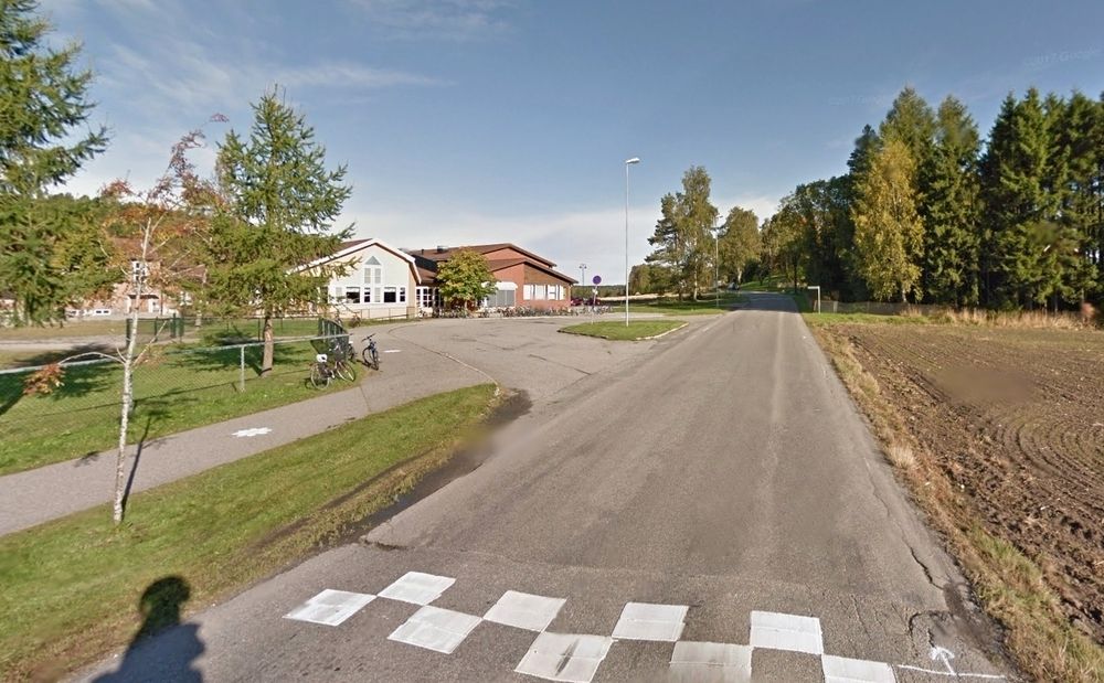 Snuplassen ved Hovin skole markerer endepunktet for gang/sykkelvegen som fortsetter sørover gjennom Spydeberg sentrum. Hvilken entreprenør som skal forlenge den nordover er foreløpig uvisst. 
