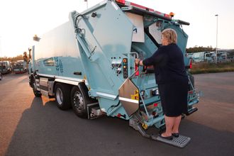 Statsminister Erna Solberg fikk stå bak på en søppelbil som kjørte på biogass under åpningen av fabrikken Greve Biogass på Sem i Tønsberg i 2016.