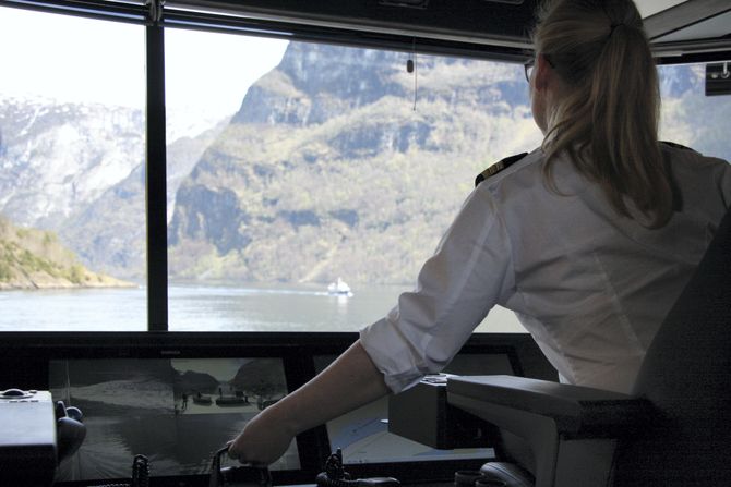 Fra brua på helelektriske Future of the Fjords. Turistskipet kan gå i 16 knop med 400 passasjerer i 2,5 timer.