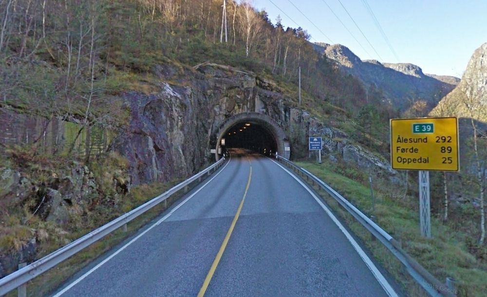  Tunnelportalen på bildet ligger i østre ende av den 1 352 meter lange Matrebergtunnelen. De som vil oppgradere den og Trodaltunnelen som ligger like ved, kan regne helt til 15. august. 