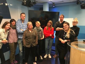 Ansatte i NRK Nordland er spente på utfallet av riksmeklingen. Bildet er fra tirsdag morgen. Fra venstre: Kari Skeie, Barbro Andersen, Gisle Forland, Bente H. Johansen, Susanne Lysvold, Hilde Mangset Lorentsen, Emil Indsetviken, Ingrid Henriksen Juell, Amalie Jakobsen