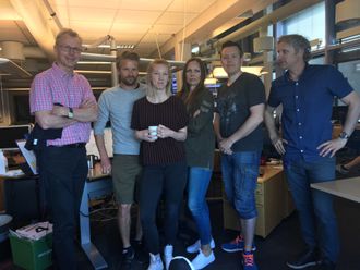 Ansatte i NRK Sørlandet er spente på utfallet. Fra venstre: Svein Sundsdal, Hans Erik Weiby, Kristin Olsen, Kari Jeppestøl Arntzen, Jon Anders Møllen og Eirik Damsgård.