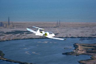 Det elektriske flyet E-Fan 1 fløy 1. juli 2015 over Den engelske kanal med to personer om bord. Turen tok 36 minutter.
