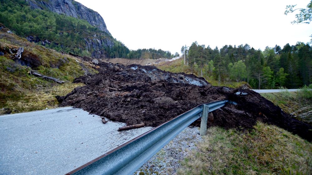 50 fastboende og et stort antall hyttefolk og campinggjester ble uten veiforbindelse etter at et jordskred blokkerte fylkesvei 305 i Snillfjord i Trøndelag.