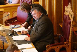 Morten Wold (FrP) sitter på stortingspresidentstolen under en trontaledebatt i Stortinget i fjor