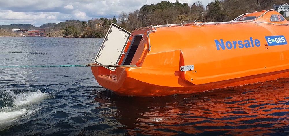 Norsafe E-GES er en ombygget livbåt der dieselmotor og drivstoffsystem er byttet ut med to batteripakker på 25 kWh hver, elektromotor, ventilasjonssystem med varmeveksling og annet nødvendig utstyr. Batteriene er plassert i spesialbokser som er vanntette og har eget brannslokkingssystem.