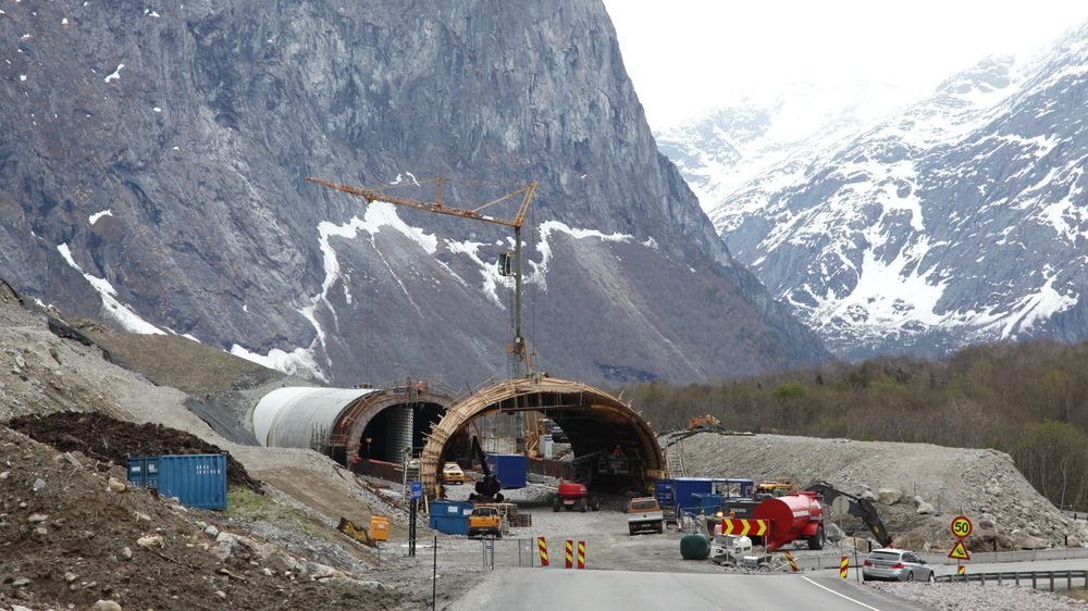Før vinteren åpnes rassikringsprosjektet ved Marstein i Romsdalen for trafikk. I tillegg til en 240 meter lang rassikringstunnel (bildet) er det bygd en omfattende rassikring av naturstein i området.