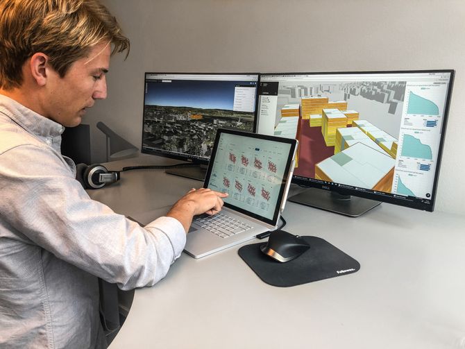 Espen Haugen fra Spacemaker viser frem AI-verktøyet de har utviklet.