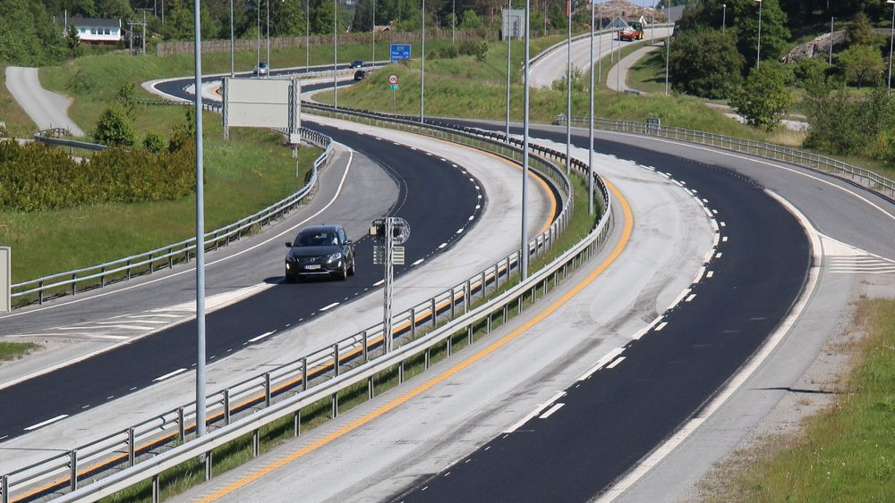 E18 mellom Grimstad og Kristiansand har fått nytt asfaltdekke på halve bredden på to strekninger i hver sin ende av motorvegen som ble åpnet i 2009