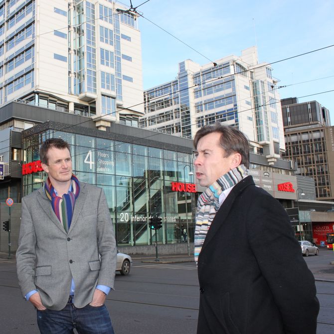 Tore Ulvin, prosjektsjef i Storebrand Eiendom og Anders Berggren, administrerende direktør i Storebrand Eiendom foran bygget slik det står i dag.