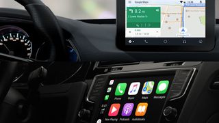 Stadig flere biler selges med støtte for Android Auto (øverst) og/eller Apple Carplay (nederst).