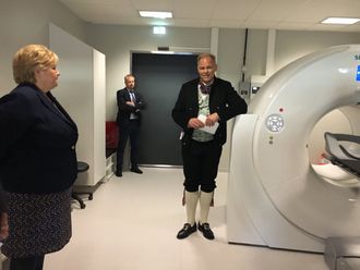 Statsminister Erna Solberg for omvisning i PET-senteret ved Universitetssykehuset i Tromsø.