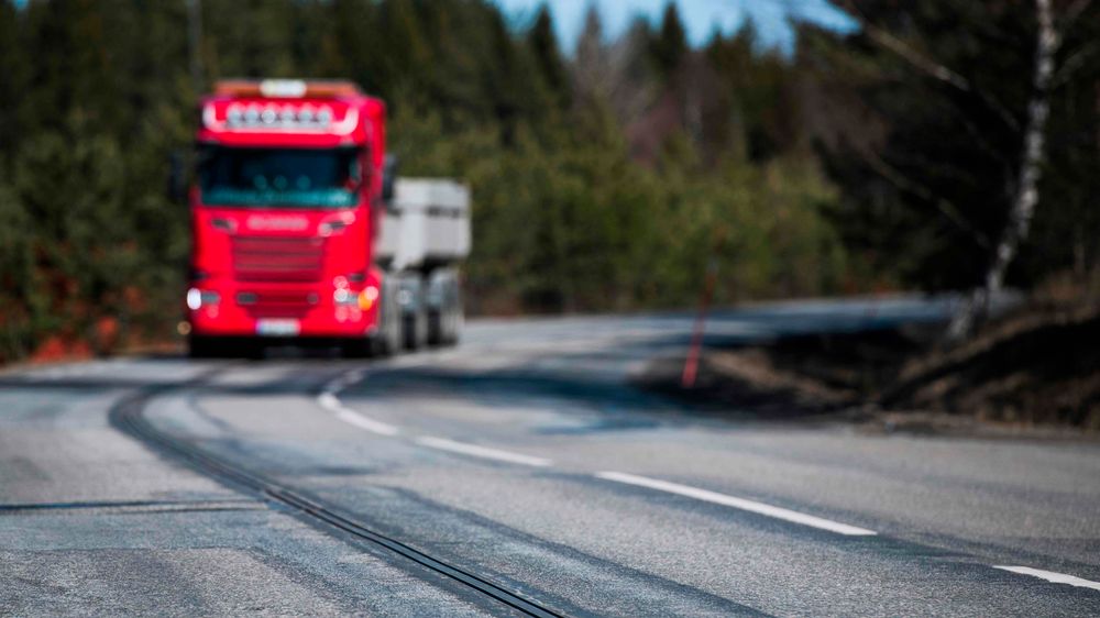 En elektrisk lastebil på den to kilometer lange teststrekningen ved Stockholm lufthavn Arlanda.