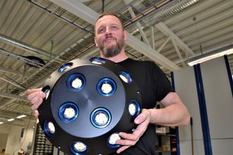 Undervannslys: – Lysarmatur til bruk under vann i oppdrettsmerden må ha robust konstruksjon og velfungerende kjølesystem ettersom varmeutviklingen fra ledpærene er betydelig, sier Jacek Stasiewicz, montør hos Steinsvik.