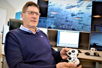 Nytt verktøy: Terje Padøy som tilhører veteranene innen lakseoppdrett, har fått nytt verktøy til foring av laks