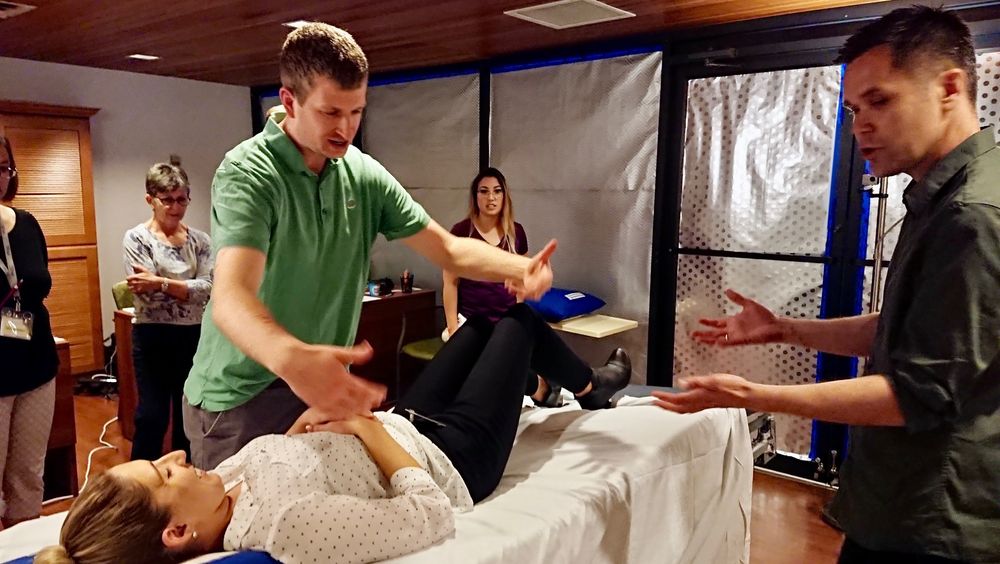 Ably Medicals forskningssjef, Cato Bjørkli (til høyre), gir sykehuspersonell en av oppgavene under brukertesten som nå er i gang i Toronto: Skift laken mens pasienten er i senga.