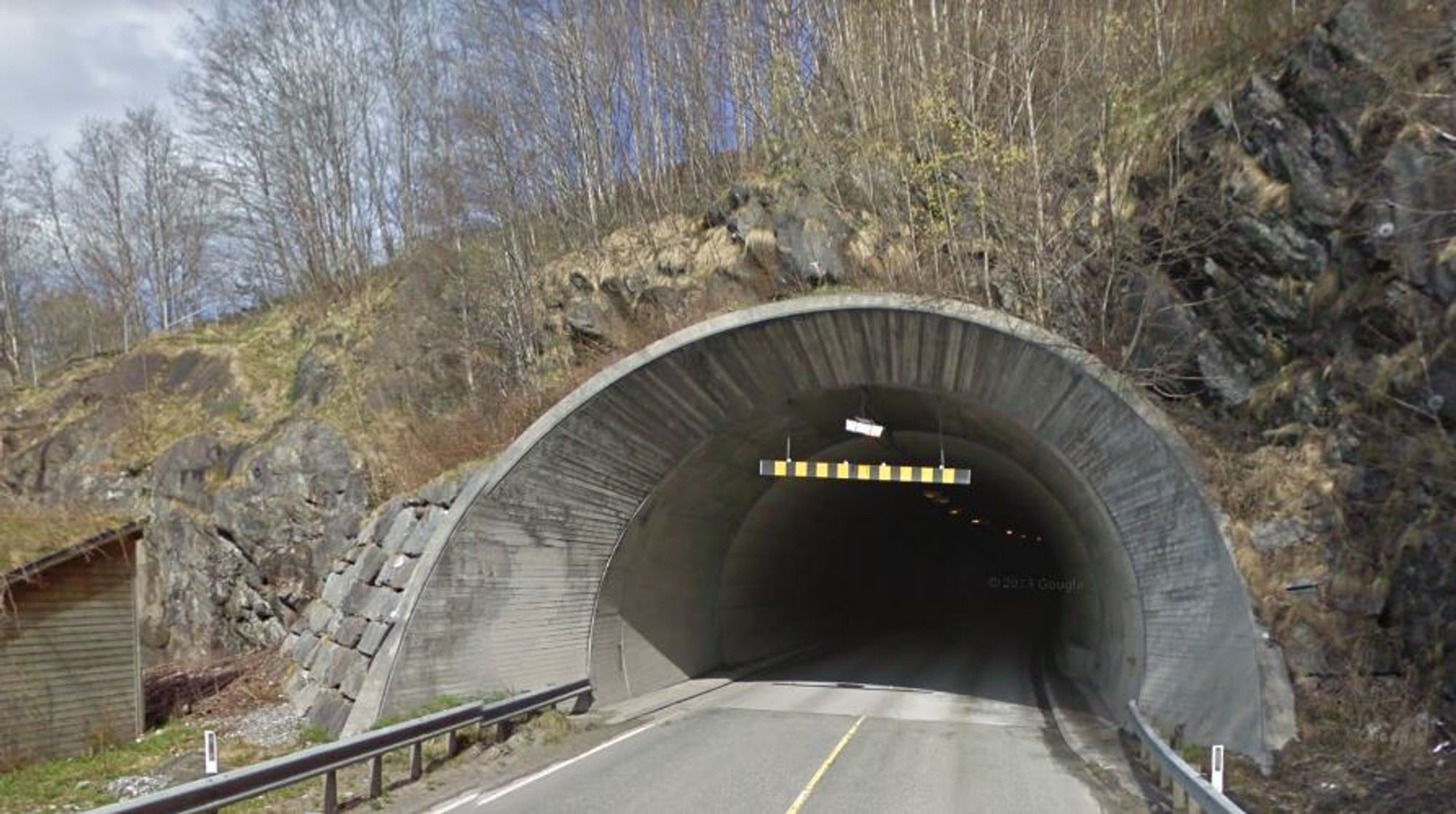 Innfjordtunnelen er den siste tunnelen i Møre og Romsdal med betongdekke. Nå gjenstår asfaltering før rehabiliteringen er ferdig.