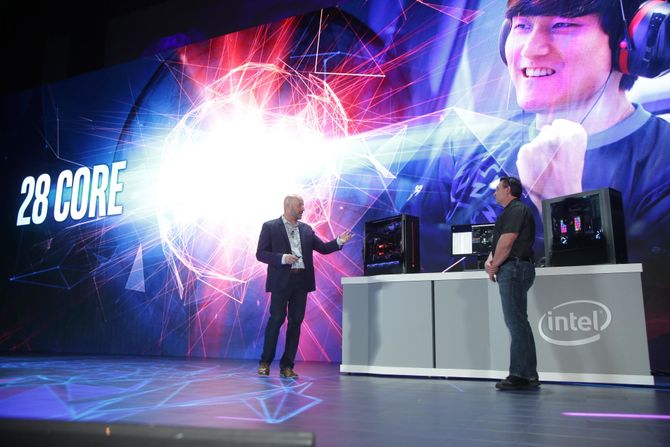 Under årets Computex-messe demonstrerte Intels Gregory Bryant og en kollega en PC med en enkelt prosessor med 28 kjerner. 