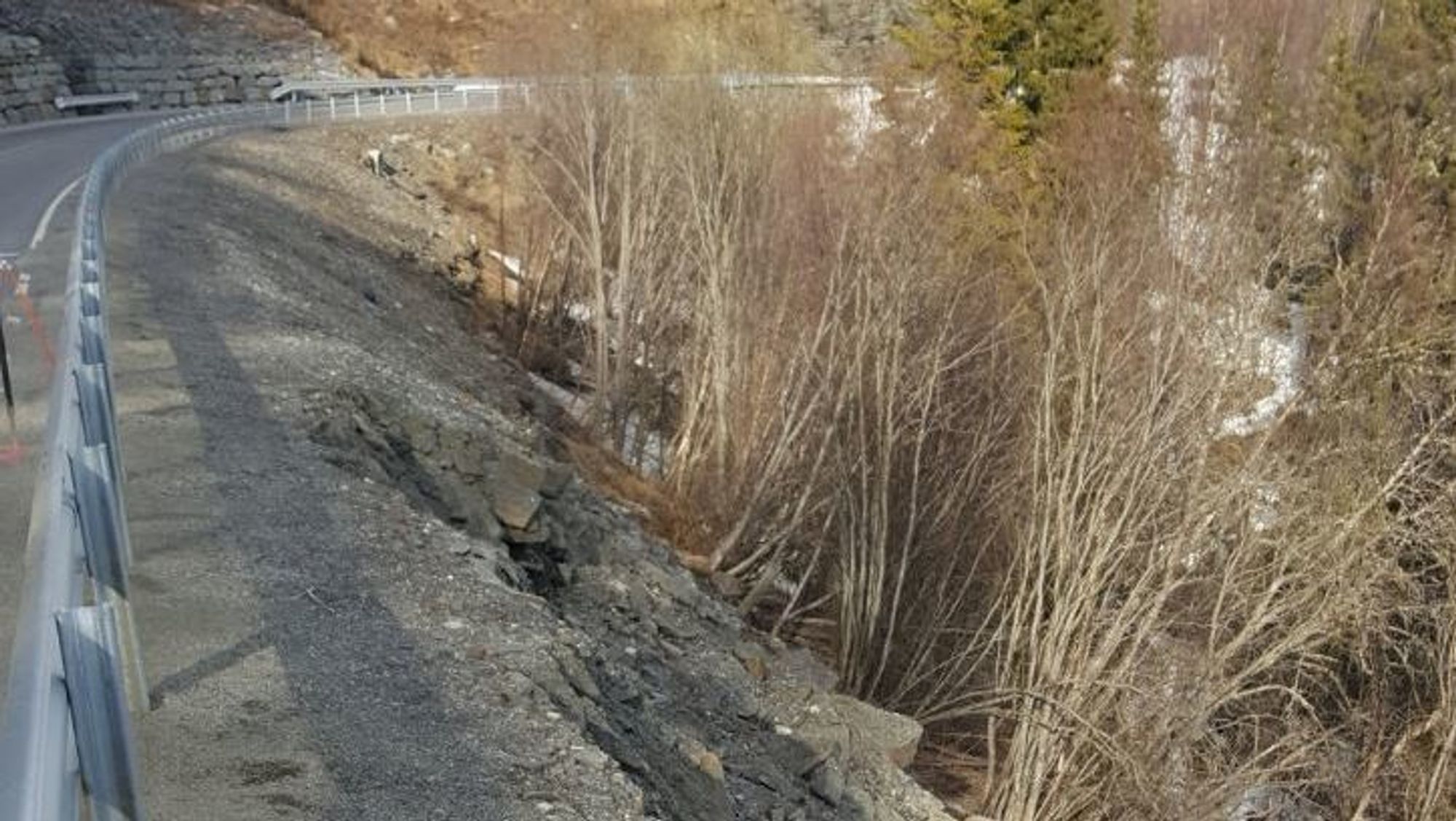 Veien mellom Skåbu og Vinstra ble skadet i ras tidligere i vår - blir stengt denne uka